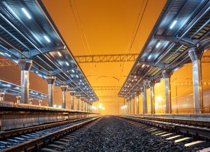 dostarczania energii elektrycznej pojazdom w kolejnictwie (umieszczane są wzdłuż torów, np. metra)